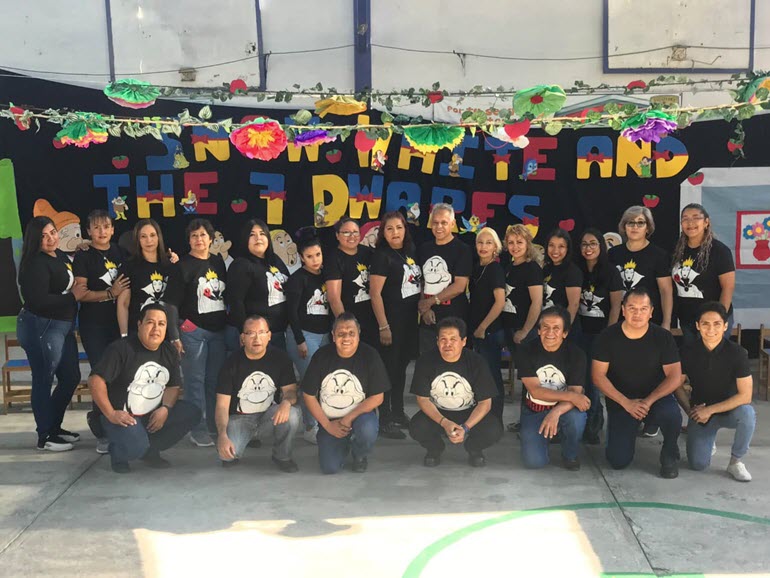 Docentes de Vigotsky en una celebración escolar
