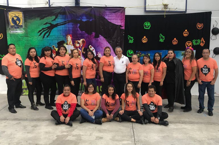 Maestras en la celebración de Día de Muertos